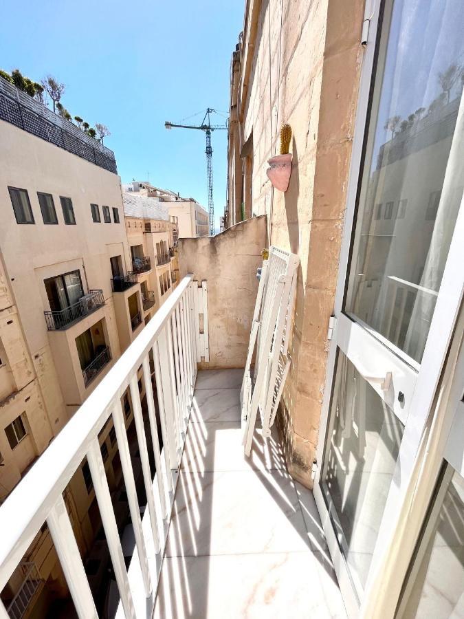 Bright Bookworm'S Haven Apartment Sliema Exterior foto